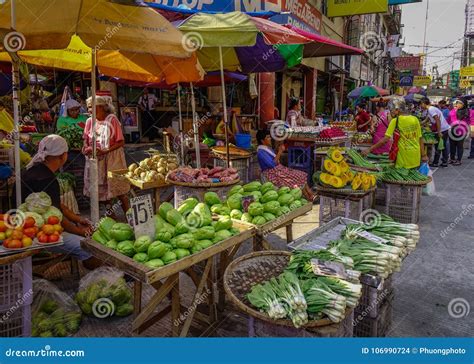 Market in Manila .